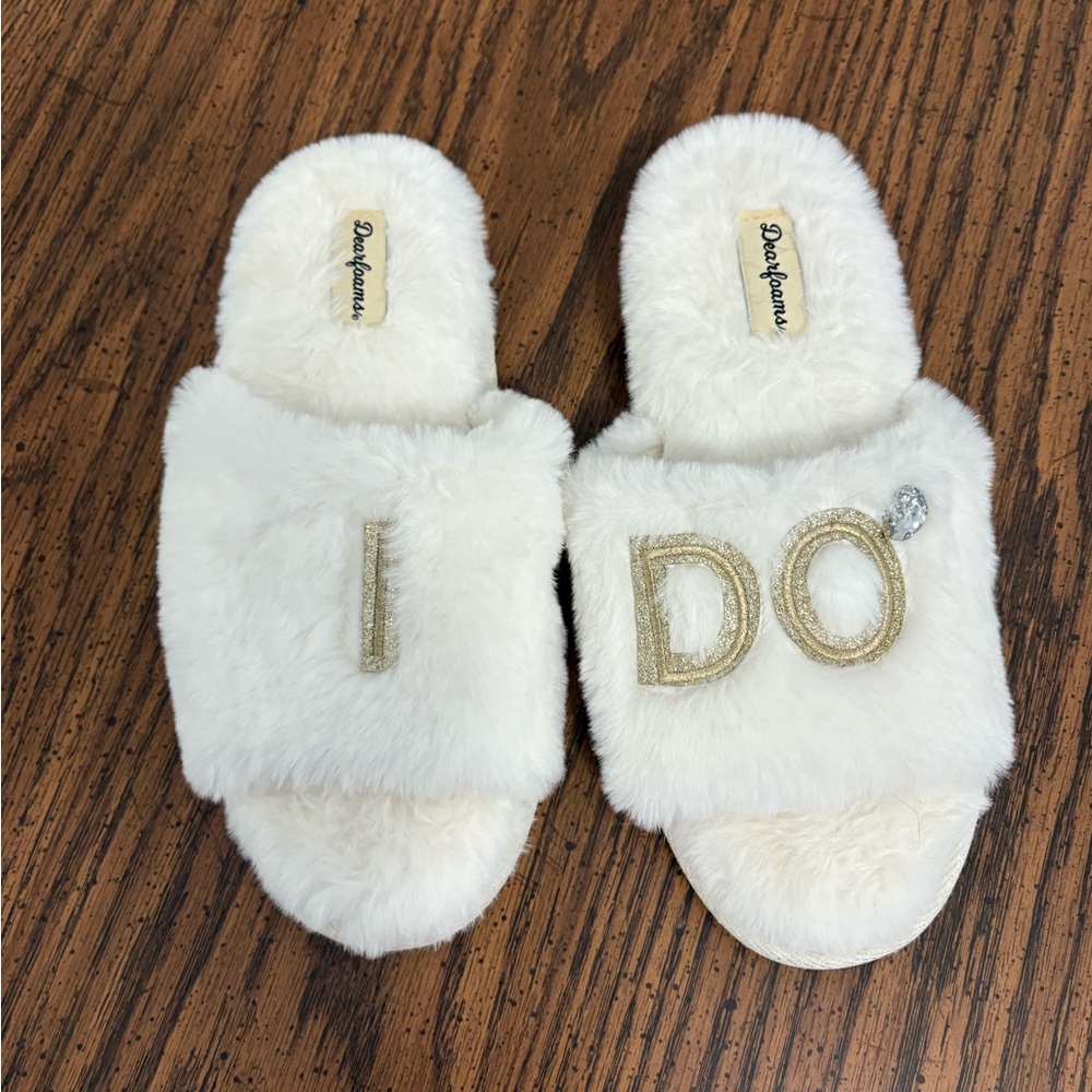 Wedding White Furry 'I DO' Slippers size medium 7-8